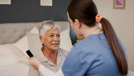 Senior-woman,-nurse-and-help-to-comb-hair