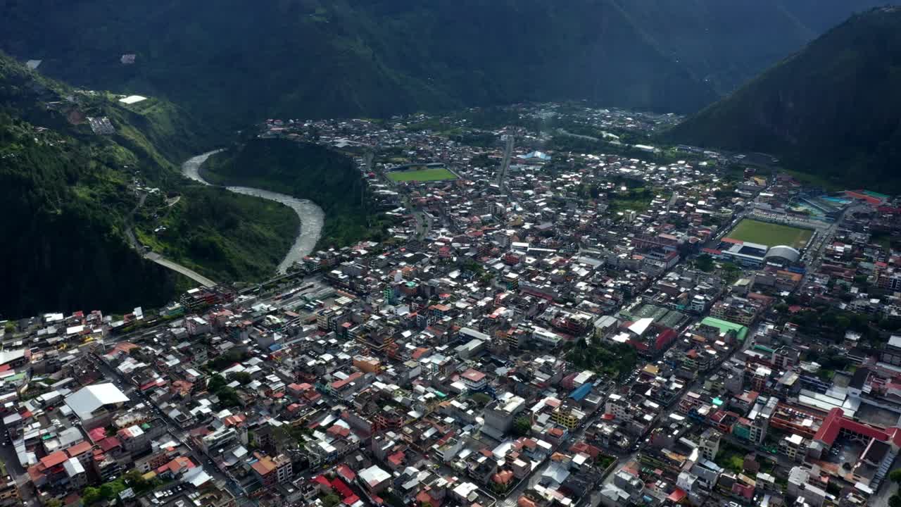 vista aérea de banos de agua sante, un pueblo famoso entre los turistas en ecuador
