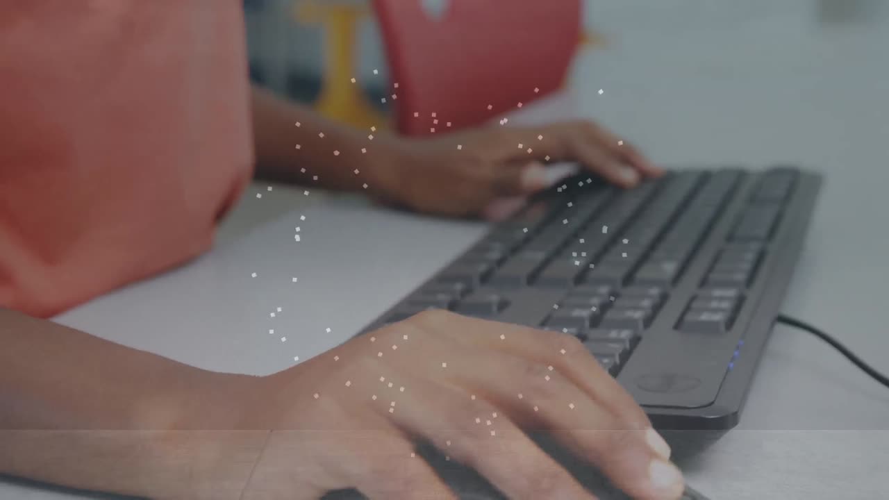 forma de estrella abstracta contra la sección media de una niña que usa una computadora en la escuela