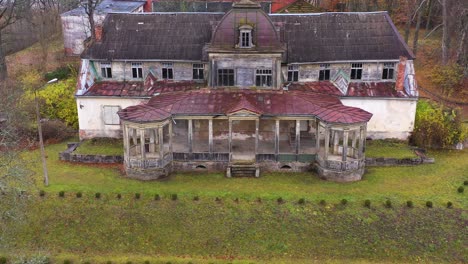 Restos-Vacíos-Abandonados-De-La-Mansión-Burtnieki-Vista-Aérea-Sobre-El-Descuidado-Jardín-Decorativo-De-Otoño