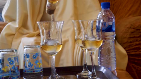 sirviendo vino a los ancianos copas de vino con hielo hospitalidad y tradición