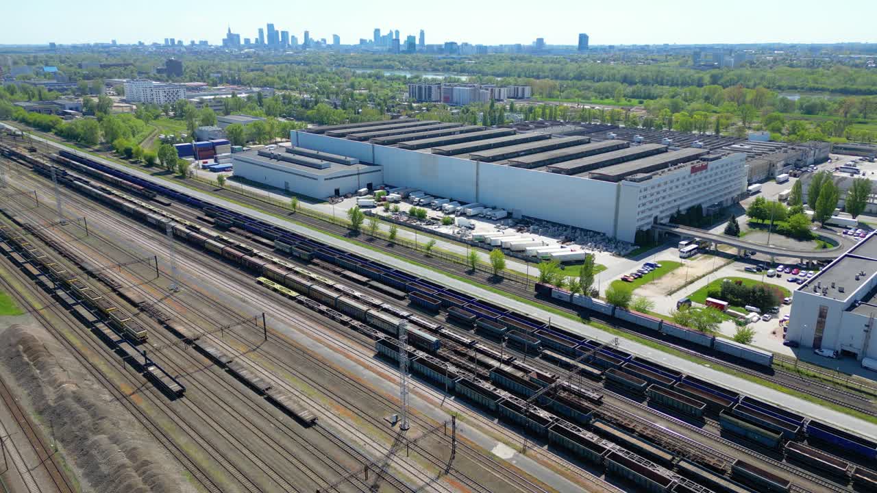 화물 열차와 화물 컨테이너가 있는 산업 철도역 위를 날다