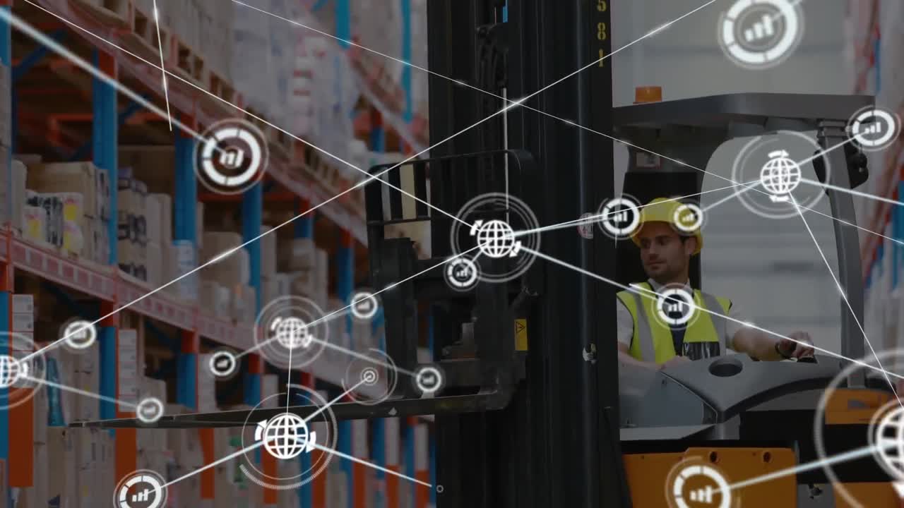 red de iconos digitales contra un trabajador caucásico que usa una carretilla elevadora en un almacén