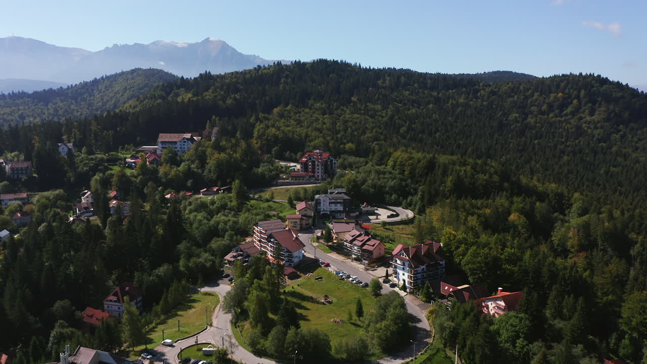 antena: predeal mountain resort town en rumania bucegi mountains, prahova valley