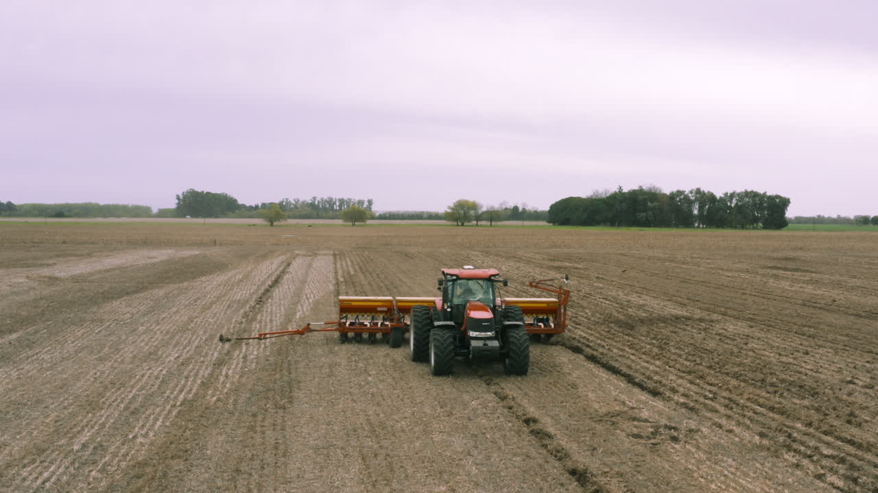 공중 - 토지를 경작하는 수확기 트랙터, 새벽의 농업 분야, 역방향