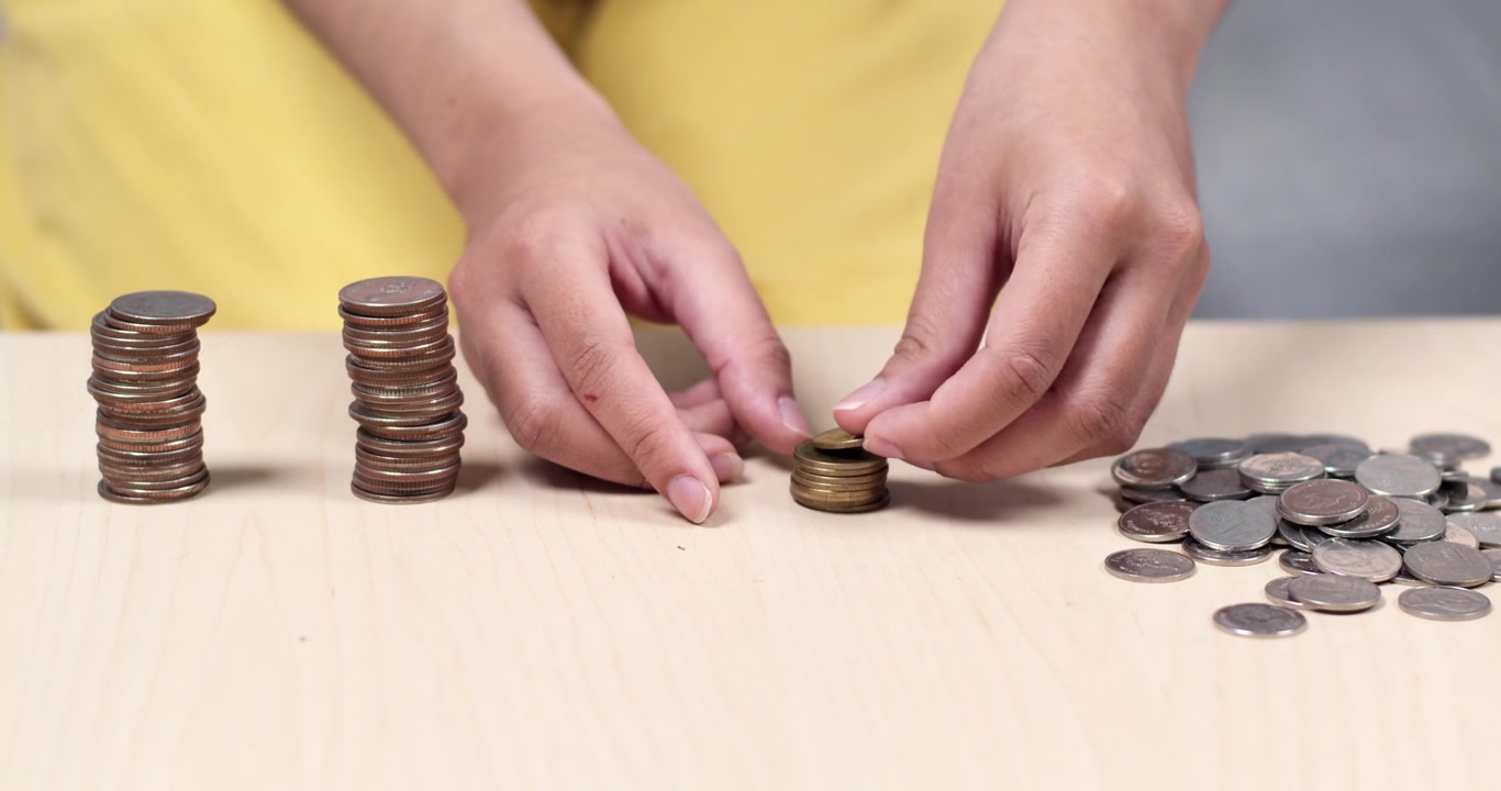 Aprenda técnicas eficientes de contagem de moedas para gerenciar suas finanças de forma eficaz em casa.