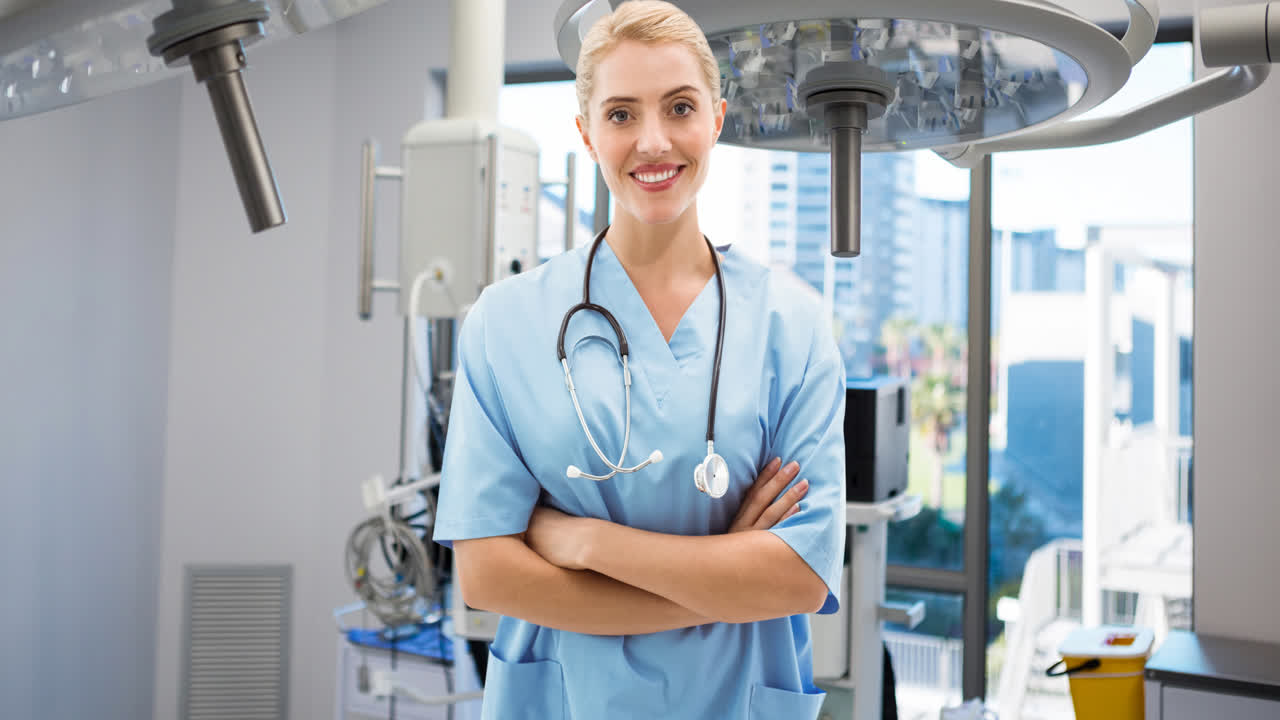 animación de una doctora caucásica sonriente con un estetoscopio sobre la habitación del cirujano