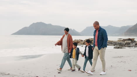 Abuela,-Padre-Y-Niños-Caminando-Por-La-Playa