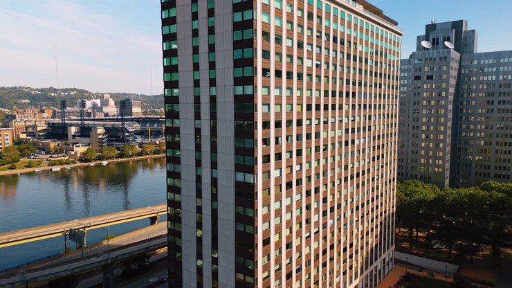Moderno grattacielo sulla riva del fiume. Architettura contemporanea di Pittsburg, Pennsylvania, USA