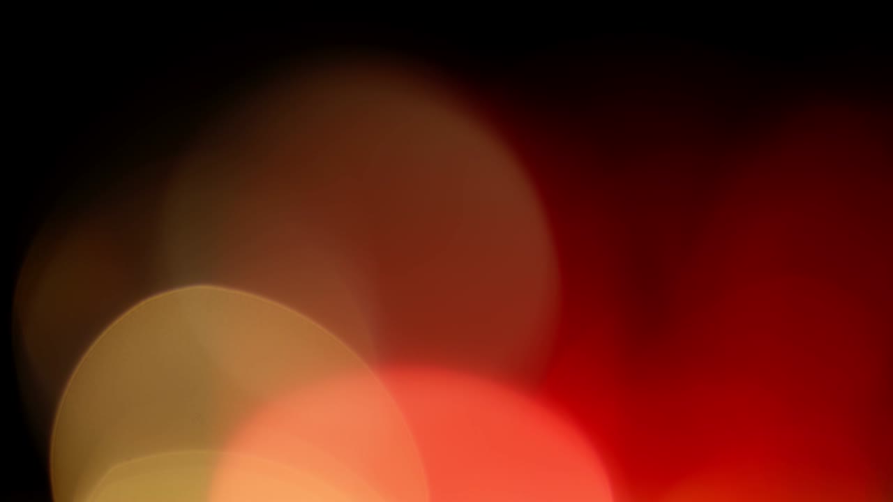 Lyslækager 4K-optagelser. Linseglød, flare, bokeh-overlejringer, brændende flammebaggrund. Blitzstråleeffekt.