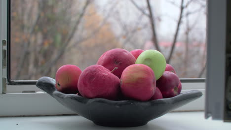 Cuenco-Con-Manzanas-Y-Finales-De-Otoño-Fuera-De-La-Ventana.