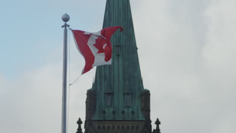 Torre-De-La-Paz-Colina-Del-Parlamento-Ottawa-Canadá-Bandera-En-Cámara-Lenta