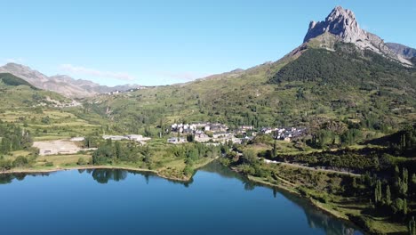 在西班牙皮雷尼山脈的tena valley, huesca, aragon - - 山村和水<unk>湖的空中無人機景觀