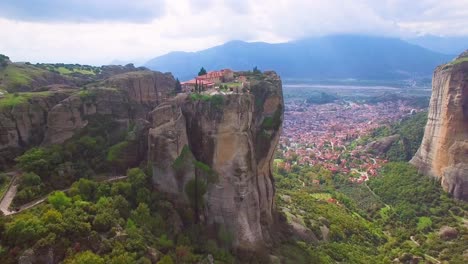 Hermosa-Antena-Sobre-Las-Formaciones-Rocosas-Y-Los-Monasterios-De-Meteora,-Grecia-6