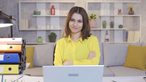 retrato de empresaria o mujer de negocios mujer joven que trabaja desde casa.
