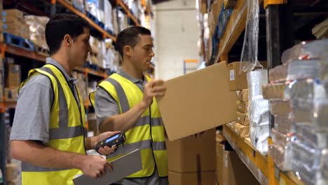 productos de escaneo de trabajadores con un escáner de códigos de barras