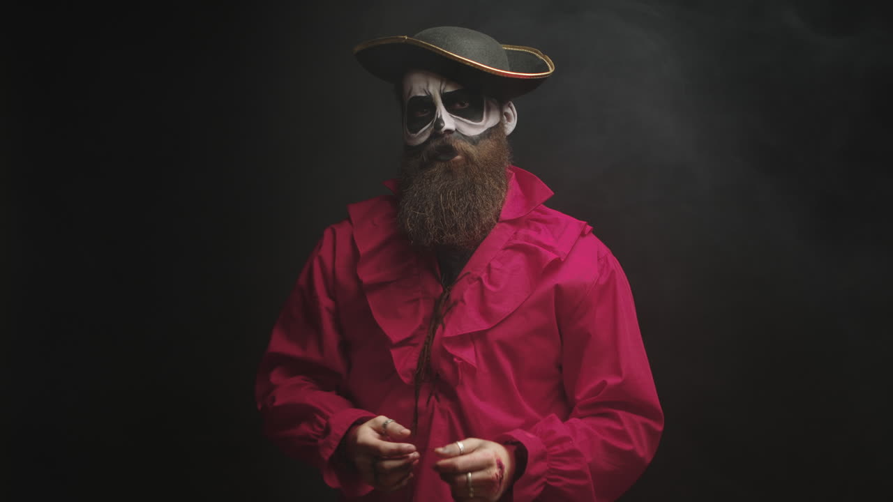 Giovane uomo con un cappello elegante travestito da pirata