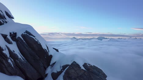 Pico-Nevado-De-Siguniangshan-Con-Mar-De-Nubes-Durante-El-Invierno-En-Sichuan,-China-Occidental