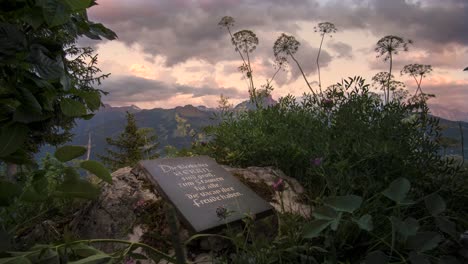 hermoso timelapse amanecer con un versículo de la biblia en el frente