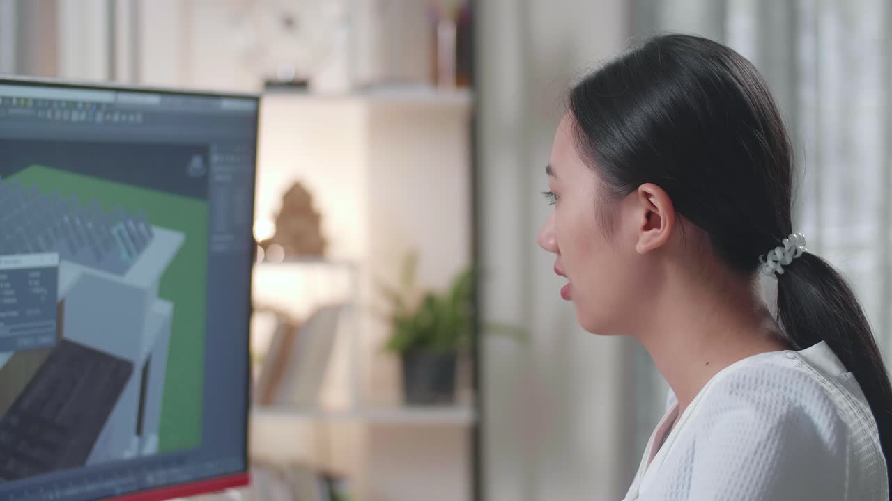 primer plano de una ingeniera asiática diseñando una casa en 3d con panel solar mientras trabaja en un escritorio en casa.