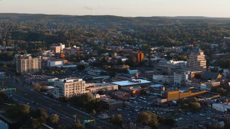 Imágenes-Aéreas-De-Drones-Que-Muestran-El-Centro-De-La-Ciudad-De-Middletown-Connecticut