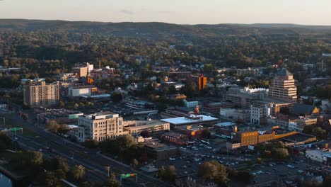 imágenes aéreas de drones que muestran el centro de la ciudad de middletown connecticut