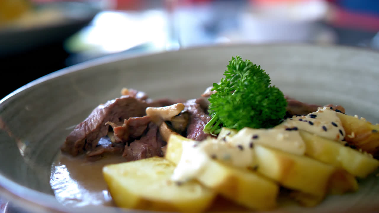 plato de primer plano de solomillo con salsa de vino tinto y pimienta