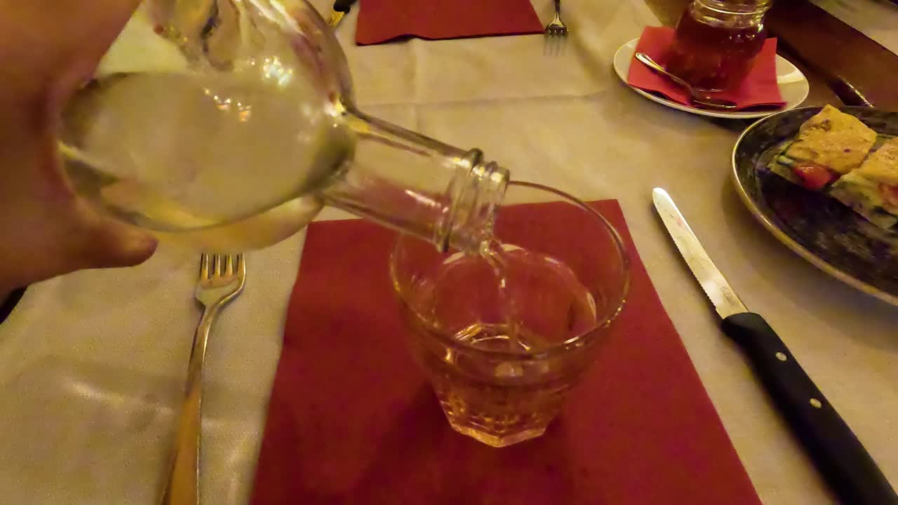 저녁 식사 때 유리잔에 물을 부는 것