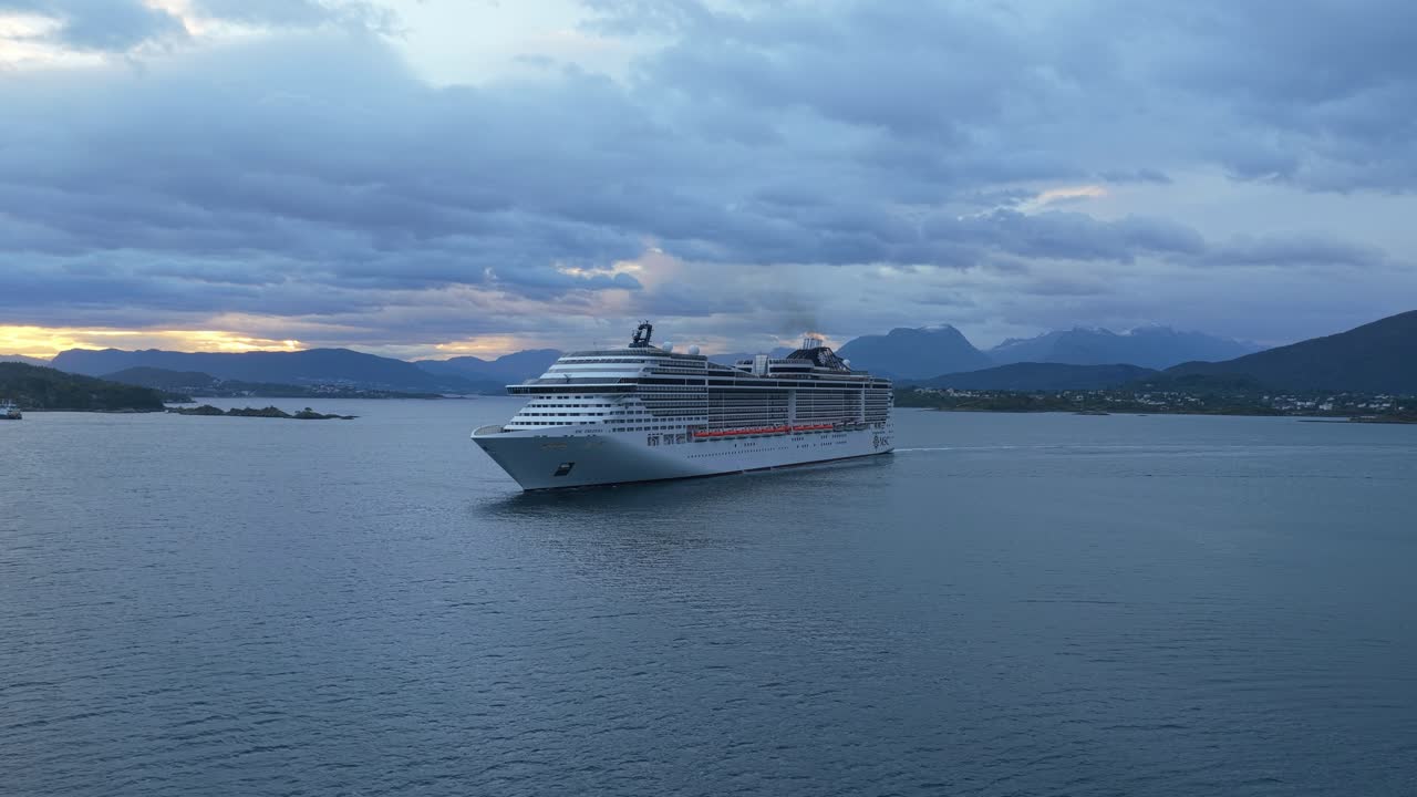 Krydstogtskib dokket i Ålesund havn set fra oven, luftfoto af Norge.
