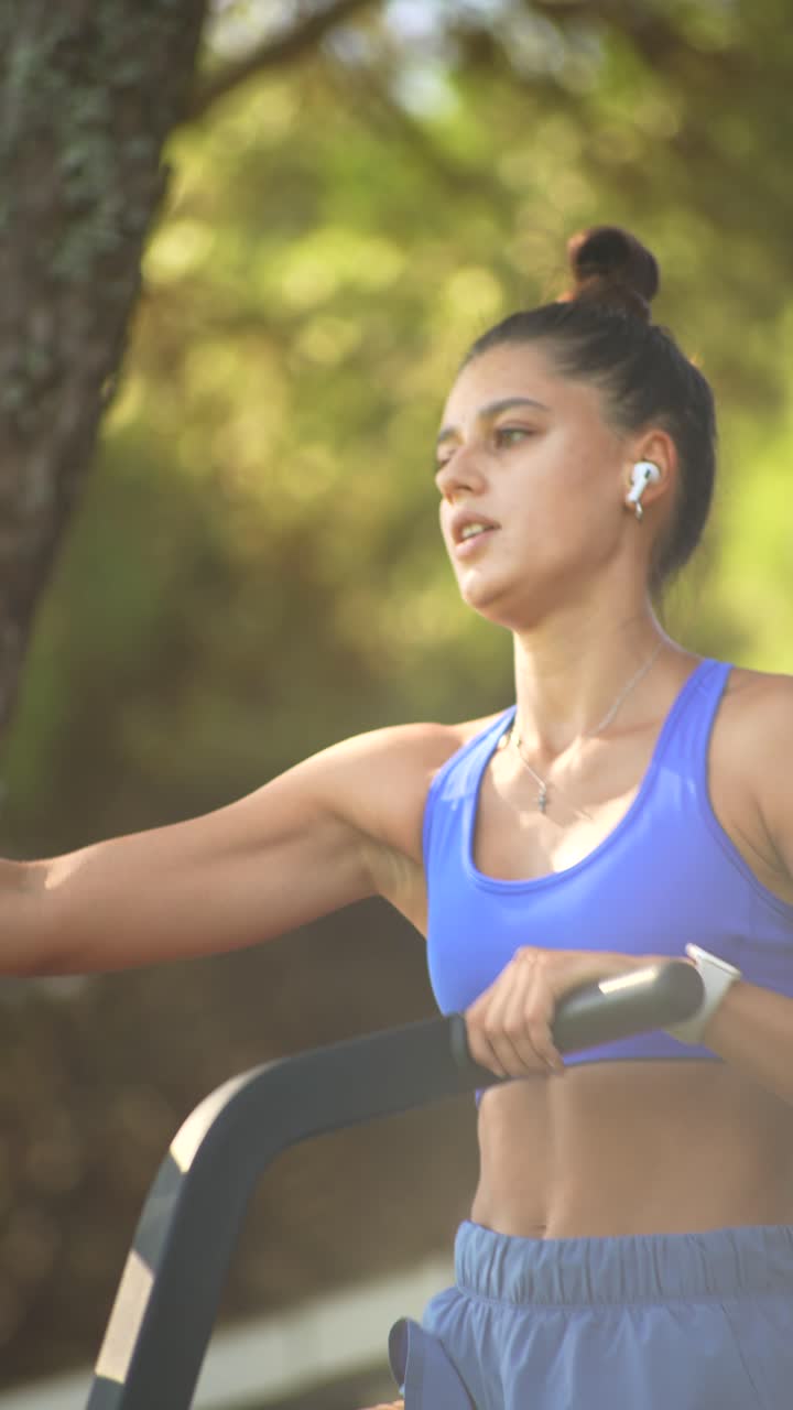 mujer haciendo ejercicio al aire libre