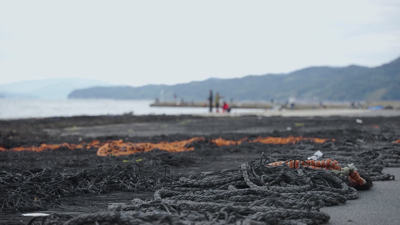 일본 교토 이네초 어촌 마을 부두의 어망