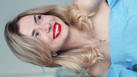 mujer sonriente en un vestido azul