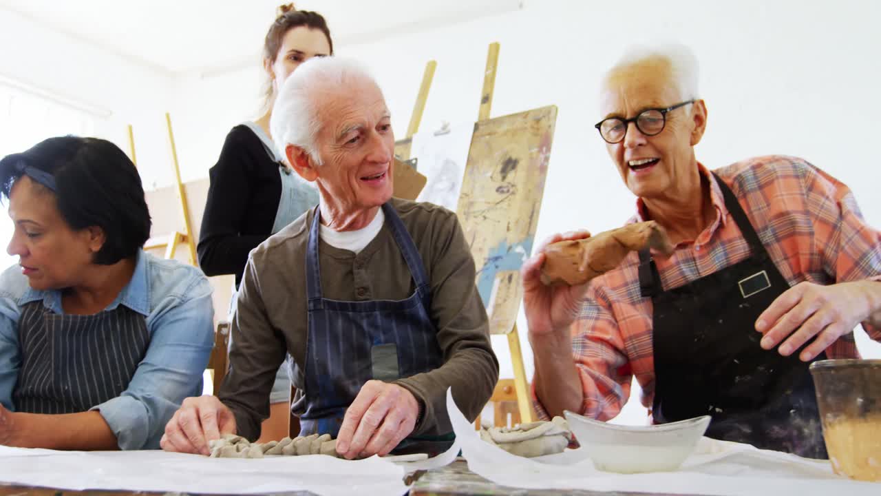 도자기 예술가 들 을 돕는 여자 4k