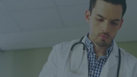 animación de números cambiantes y ámbitos en pantallas sobre un médico masculino con estetoscopio