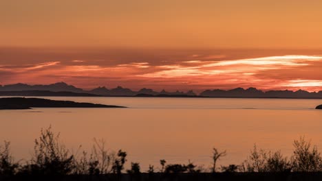 Unendlicher-Sonnenuntergang-Einer-Mitternachtssonne