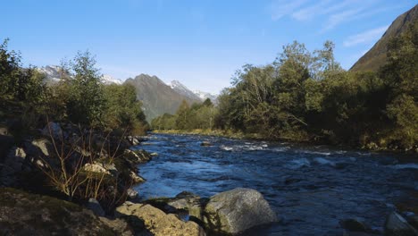 Ein-Fluss-Mittag-In-Sæbø-Norwegen