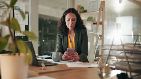mujer trabajando en su escritorio
