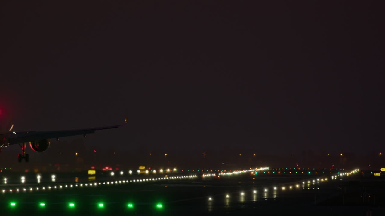 avión aterrizando en la noche