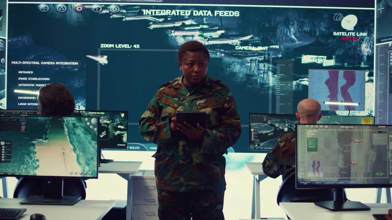 mujer sargento mayor trabajando en el despliegue de herramientas de guerra electrónica