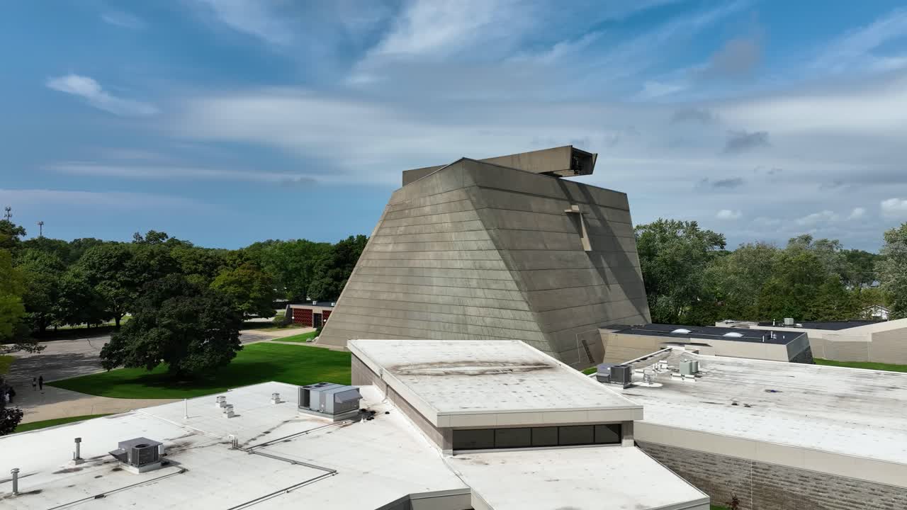 медленный доли назад от структуры, доминирующей в ландшафте