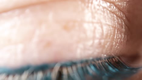 mujer con un solo ojo de cerca