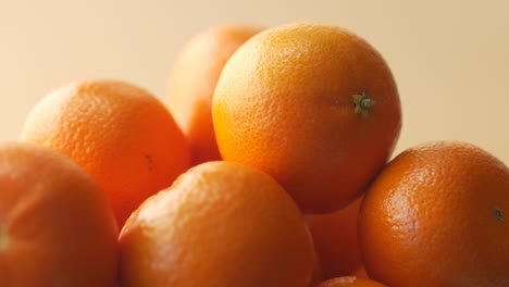 cerca de una rebanada de frutas de naranja en un cuenco