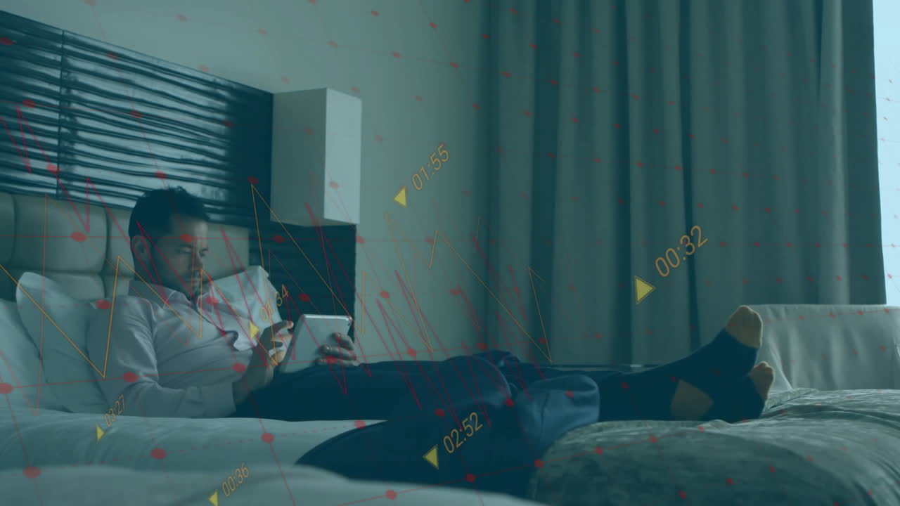 침대에서 태블릿을 사용하는 백인 사업가에 대한 금융 데이터 처리 애니메이션