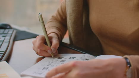 las manos del calígrafo escriben frases en papel blanco. inscribiendo letras decoradas ornamentales. caligrafía diseño gráfico letras escritura a mano concepto de creación