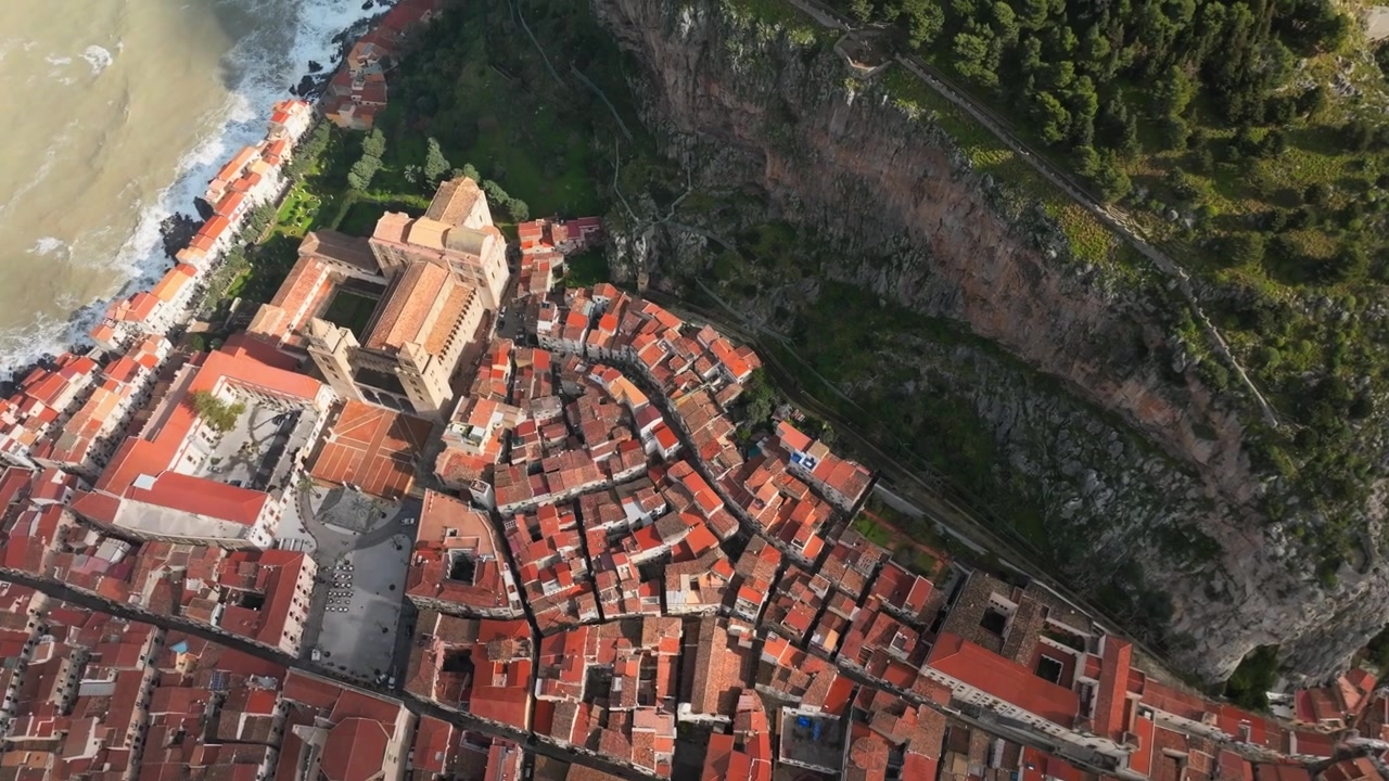 Vista Aérea de Cima para Baixo Telhados de Telha Vermelha Edifício Falésia Mar Itália Paisagem Urbana Cefalù Sicília