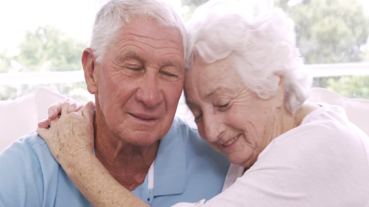 Coppia anziana che parla e sorride