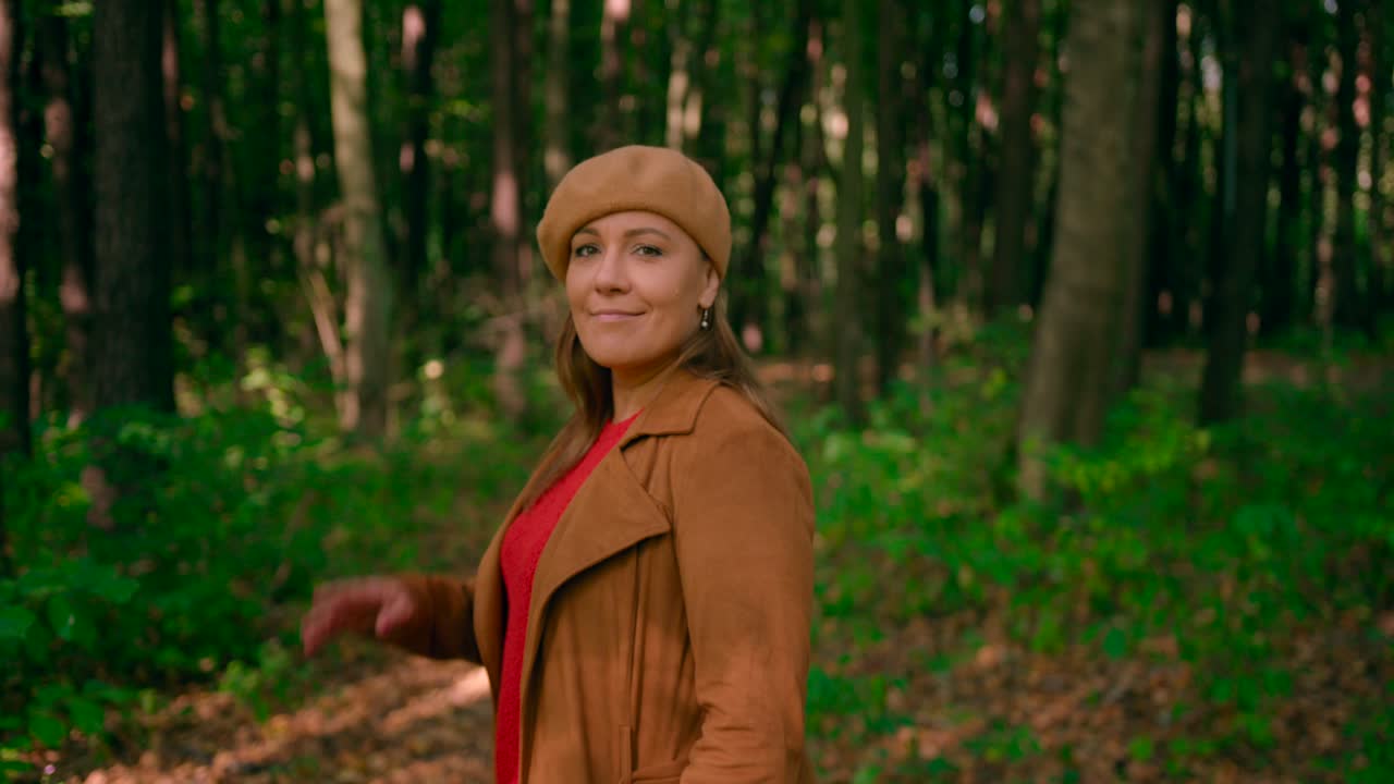 Kaukasiske kvinner med frakk og lue nyter den forlokkende utsikten over naturen og ser seg rundt