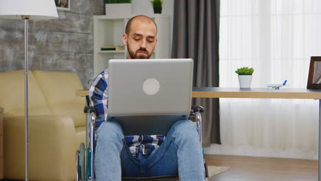 trabajando en una computadora portátil