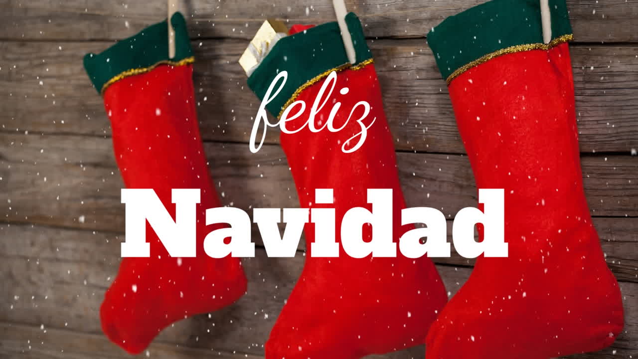 una imagen compuesta de nieve cayendo con la decoración de medias de navidad