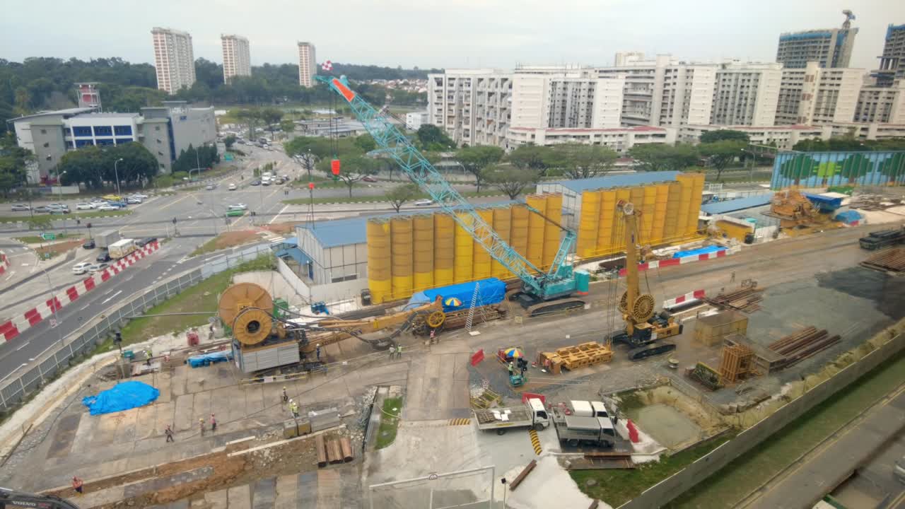 el lapso de tiempo del sitio de construcción en singapur construyendo un túnel subterráneo de autopista